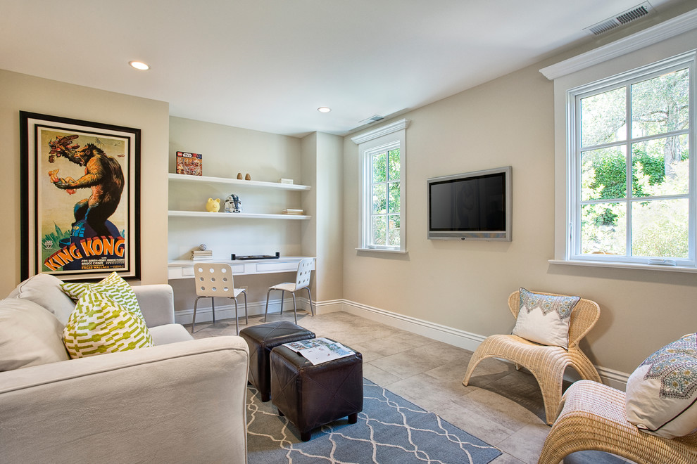 Diseño de sala de estar tradicional con paredes beige y televisor colgado en la pared