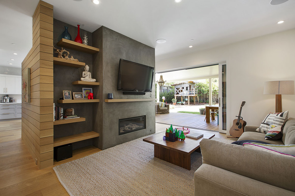 Идея дизайна: гостиная комната в стиле кантри с ковром на полу