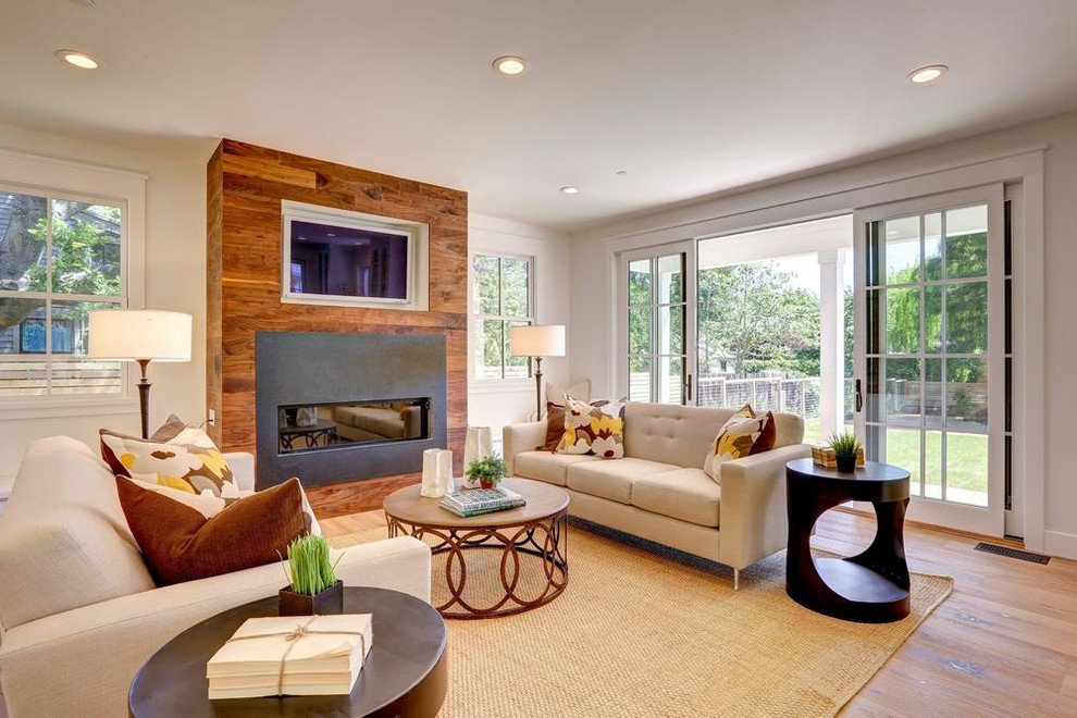 Mittelgroßes, Offenes Country Wohnzimmer mit weißer Wandfarbe, braunem Holzboden, Kamin und braunem Boden in San Francisco
