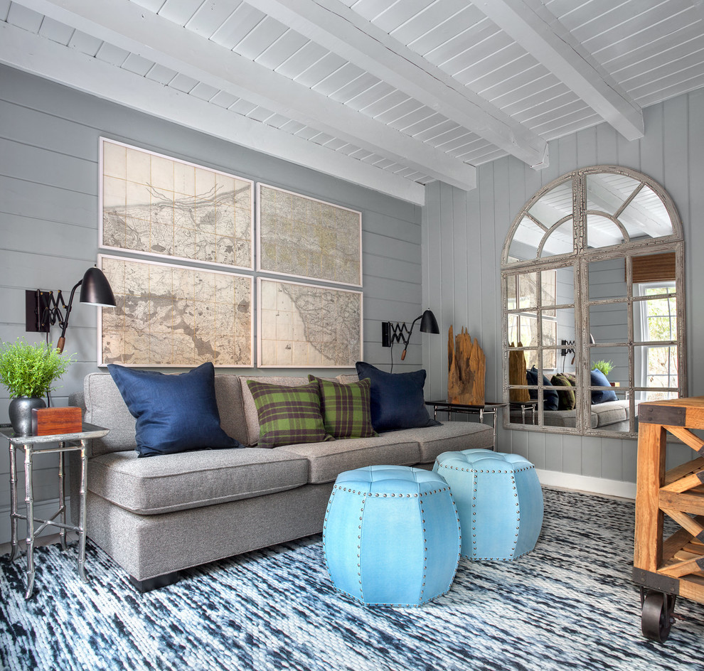 Свежая идея для дизайна: гостиная комната в стиле кантри с серыми стенами и ковровым покрытием - отличное фото интерьера