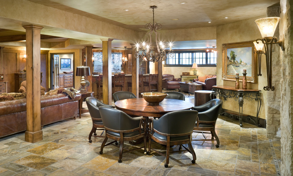 Cette photo montre une très grande salle de séjour tendance avec un bar de salon, un mur beige et un sol en carrelage de céramique.