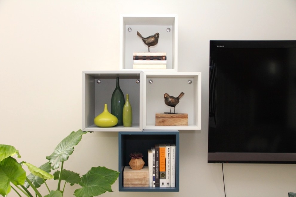 Imagen de sala de estar minimalista de tamaño medio con paredes blancas, suelo de madera en tonos medios y suelo marrón