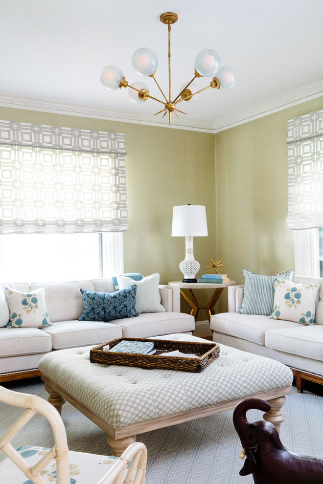 Modelo de sala de estar cerrada tradicional de tamaño medio con moqueta, paredes verdes, suelo azul y alfombra
