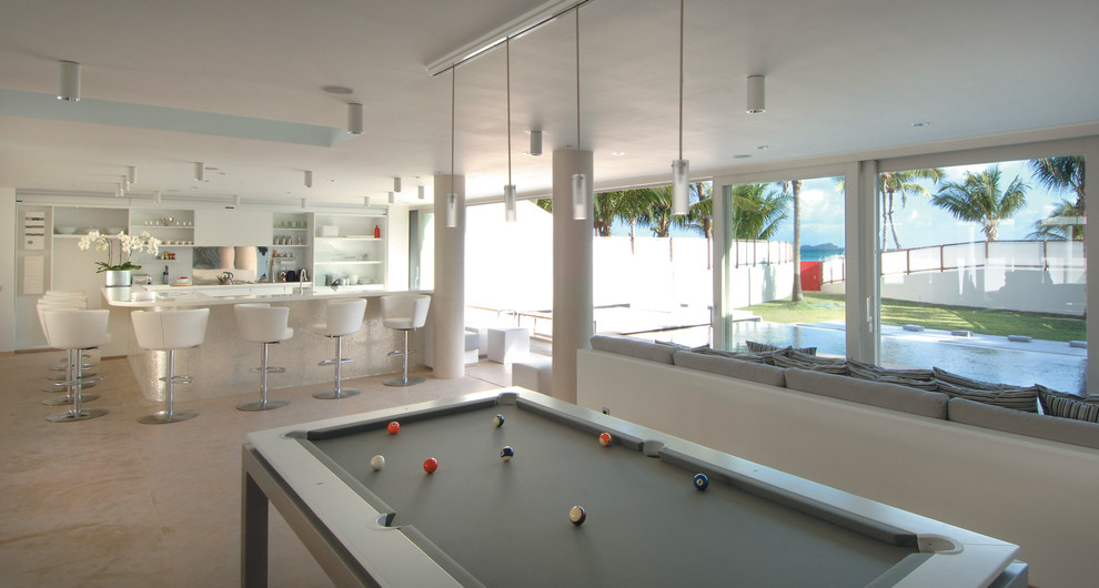 Geräumiges, Offenes Modernes Wohnzimmer mit Multimediawand, weißer Wandfarbe und Marmorboden in Miami