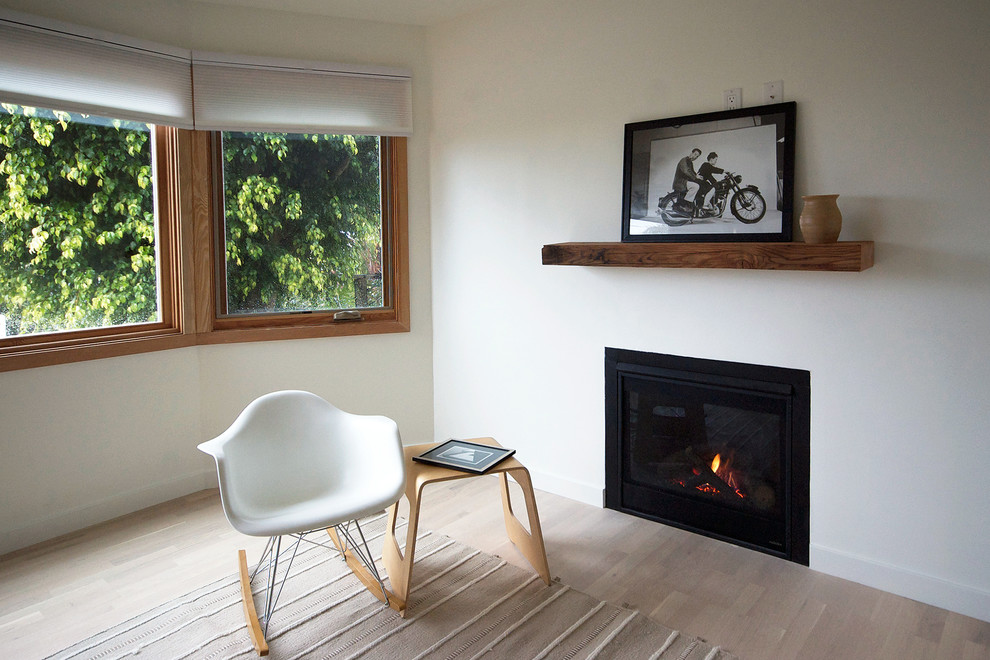 Diseño de sala de estar abierta romántica pequeña sin televisor con paredes blancas, suelo de madera clara, todas las chimeneas y marco de chimenea de yeso