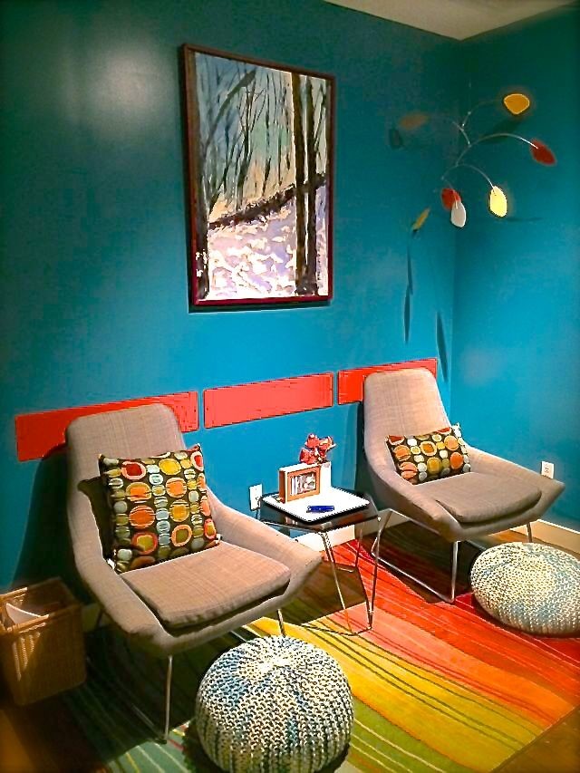 Пример оригинального дизайна: маленькая комната для игр в стиле модернизм с синими стенами, темным паркетным полом и скрытым телевизором без камина для на участке и в саду