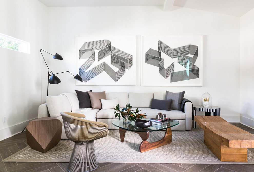 Diseño de sala de estar abierta actual pequeña con paredes blancas y suelo de baldosas de porcelana