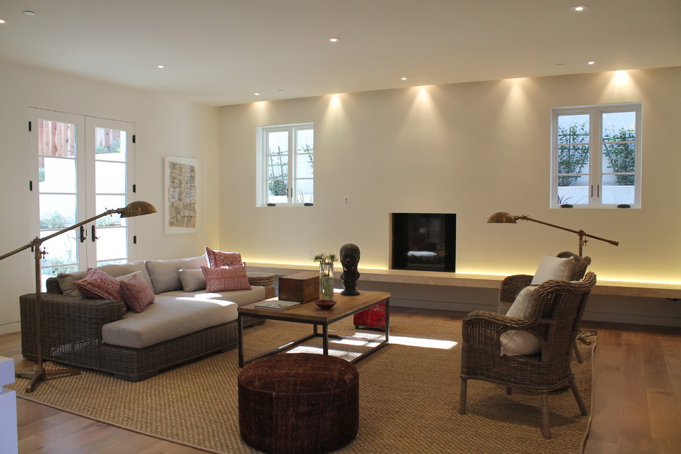 Foto de sala de estar abierta mediterránea grande con paredes blancas y suelo de madera clara