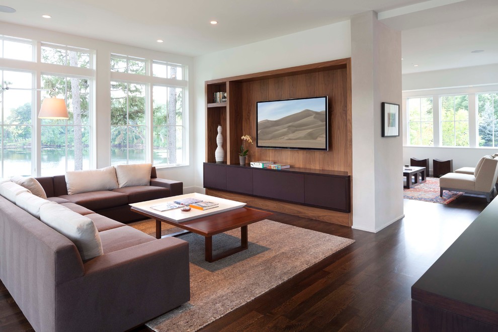 Exempel på ett modernt vardagsrum, med vita väggar, mörkt trägolv och en väggmonterad TV