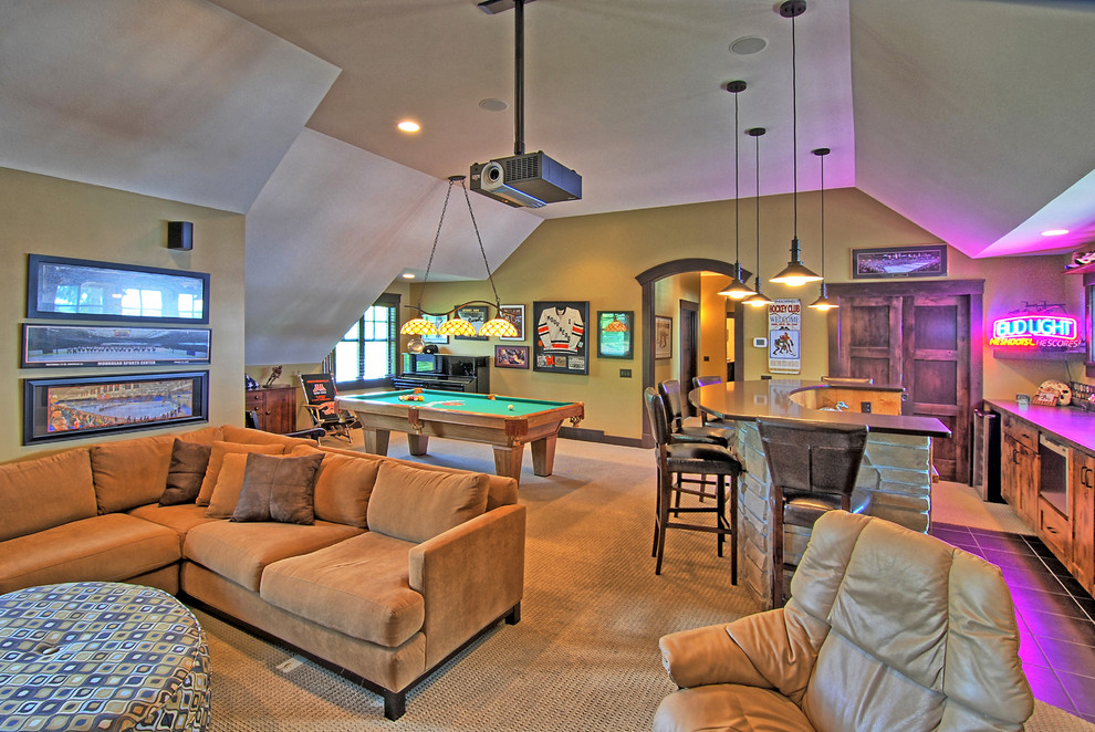 Diseño de sala de estar con barra de bar abierta clásica renovada sin chimenea con paredes beige, moqueta, televisor colgado en la pared y suelo beige