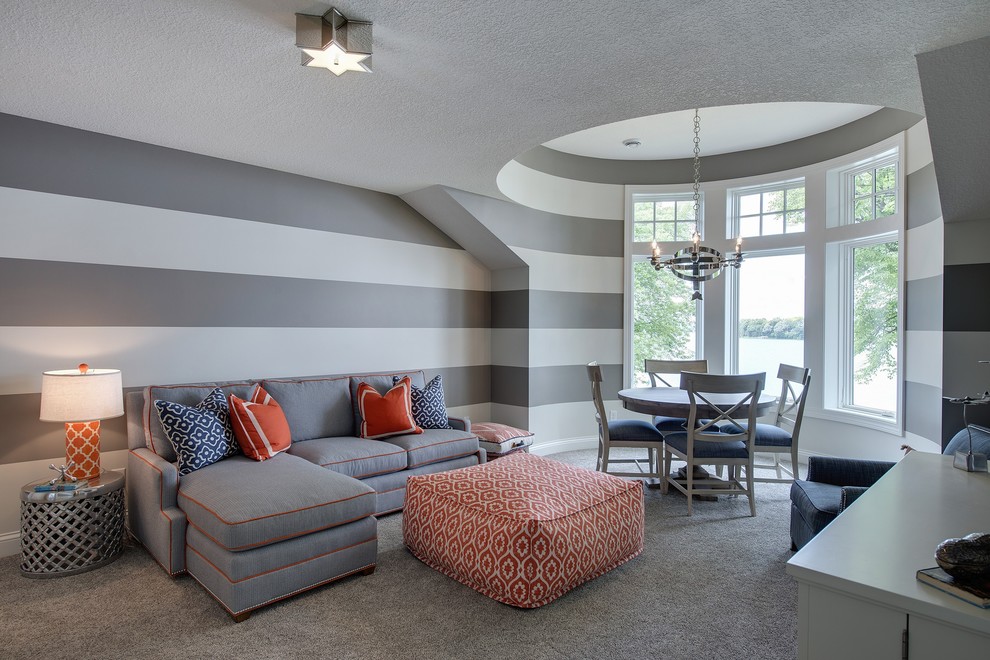 Réalisation d'une grande salle de séjour design ouverte avec un mur gris, moquette, un téléviseur fixé au mur, salle de jeu et aucune cheminée.