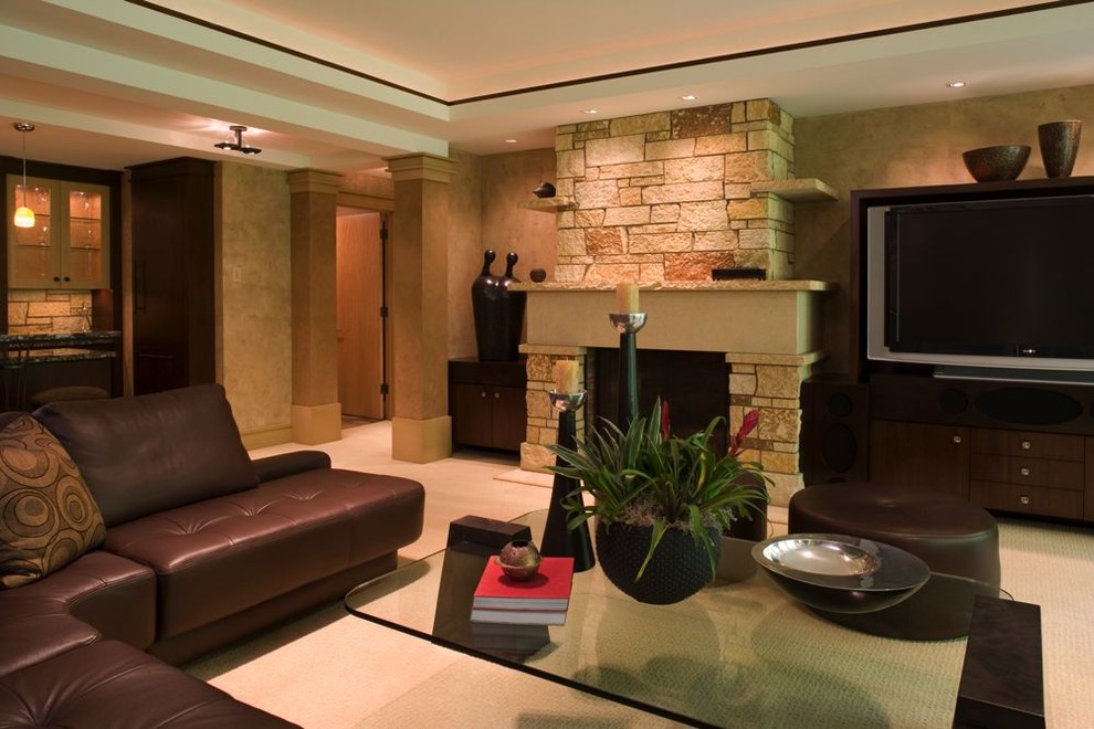 Großes, Offenes Asiatisches Wohnzimmer mit bunten Wänden, Teppichboden, Kamin, Kaminumrandung aus Stein, Multimediawand und beigem Boden in Minneapolis