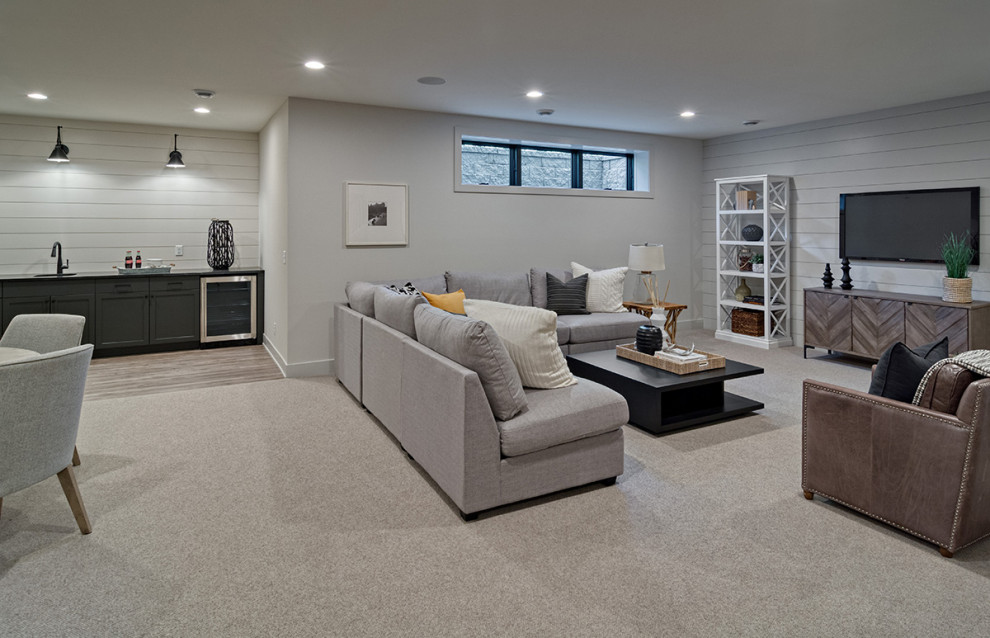 Großer, Offener Landhaus Hobbyraum mit grauer Wandfarbe, Teppichboden, TV-Wand, beigem Boden und Holzdielenwänden in Minneapolis