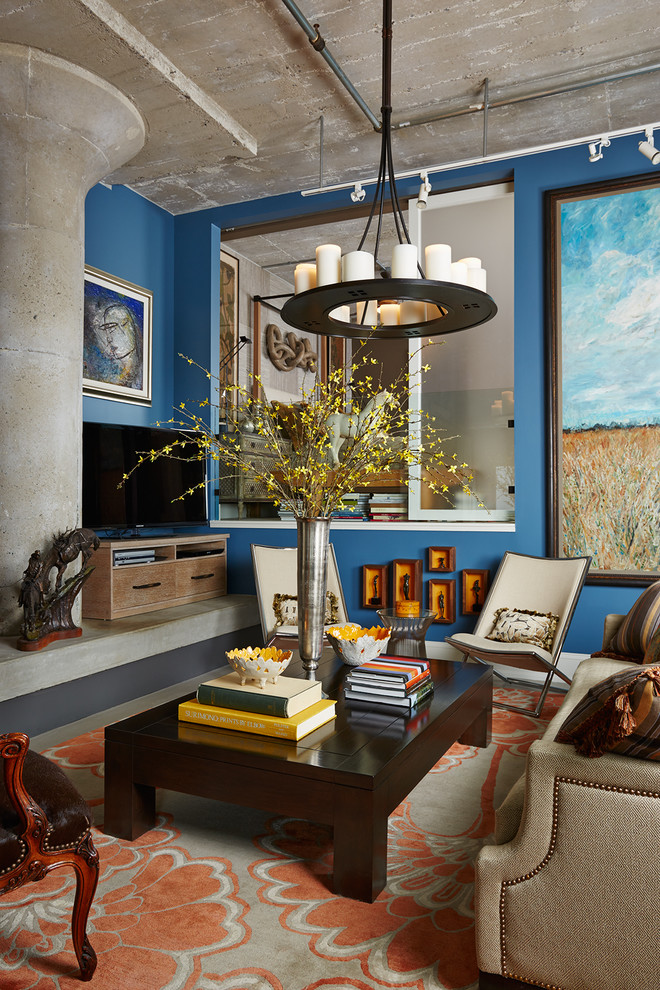 На фото: гостиная комната в стиле лофт с синими стенами и отдельно стоящим телевизором с