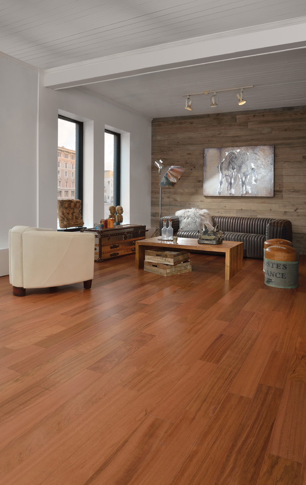 Modelo de sala de estar abierta moderna grande con paredes marrones y suelo de madera en tonos medios