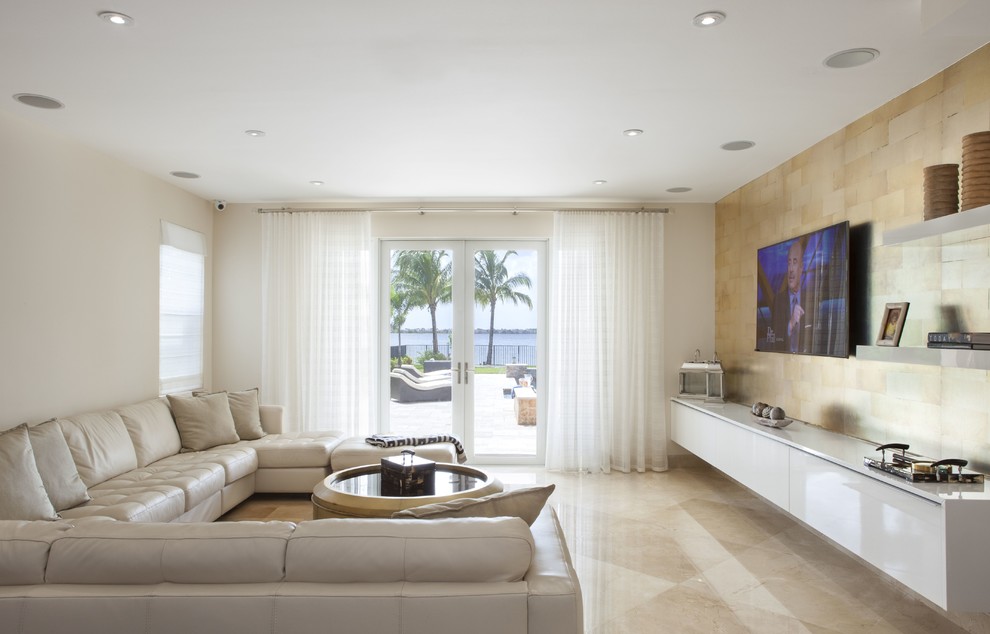 Стильный дизайн: большая открытая гостиная комната в стиле неоклассика (современная классика) с бежевыми стенами, мраморным полом и телевизором на стене без камина - последний тренд