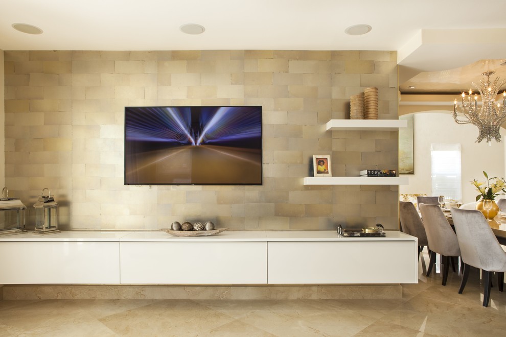 Ispirazione per un grande soggiorno tradizionale aperto con pareti beige, pavimento in marmo, nessun camino e TV a parete