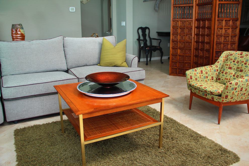 Idee per un grande soggiorno minimalista chiuso con pareti grigie e pavimento con piastrelle in ceramica