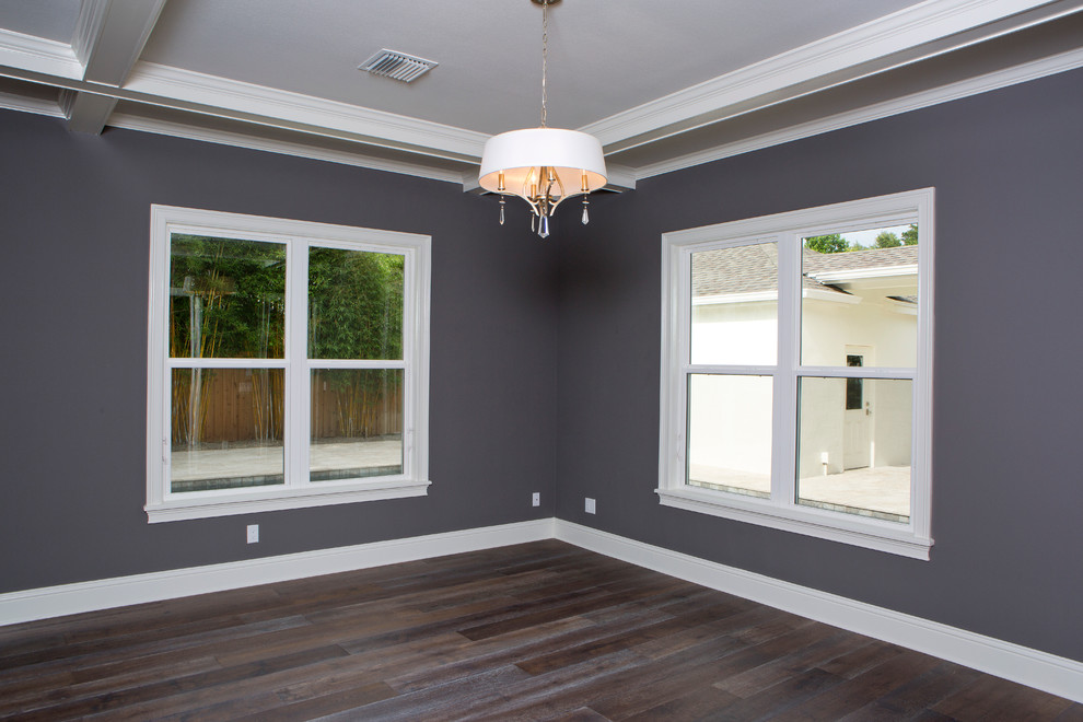 Foto de sala de estar abierta clásica renovada de tamaño medio con paredes grises y suelo de madera oscura