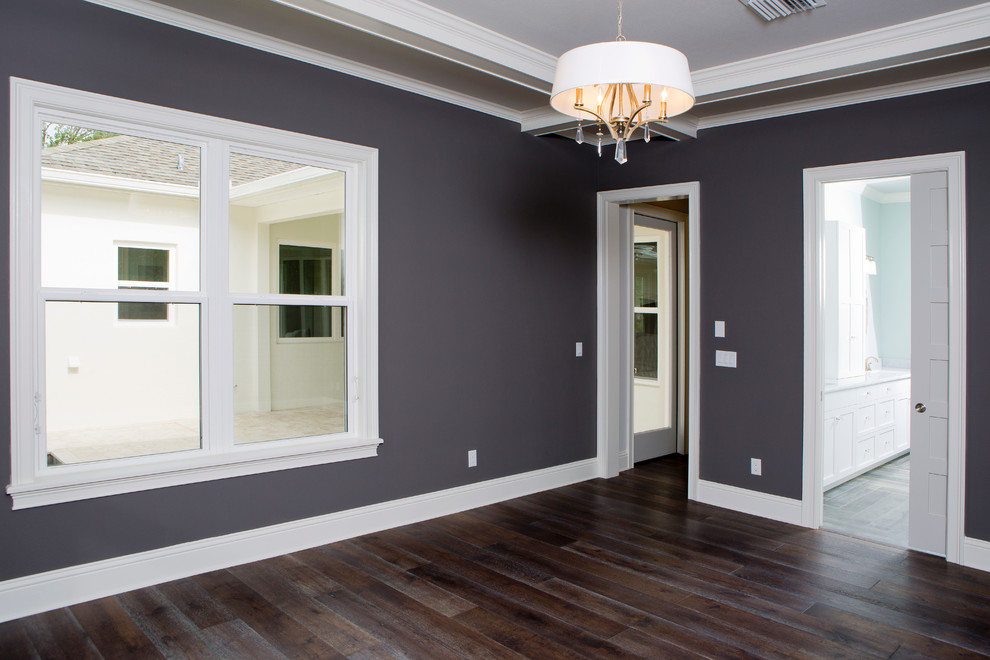 Foto de sala de estar abierta clásica renovada de tamaño medio con paredes grises y suelo de madera oscura