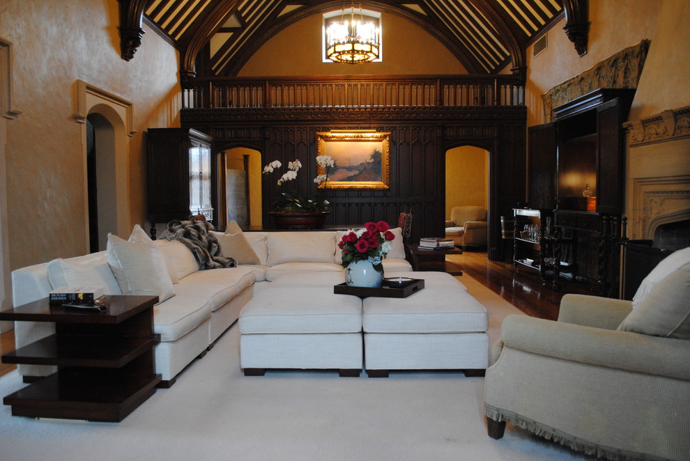 Aménagement d'une salle de séjour classique avec parquet foncé, une cheminée standard et un manteau de cheminée en pierre.