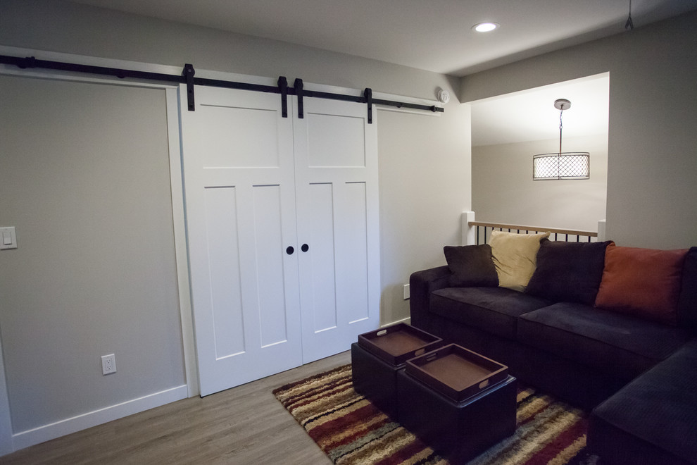 Immagine di un piccolo soggiorno american style stile loft con pareti grigie e parquet chiaro