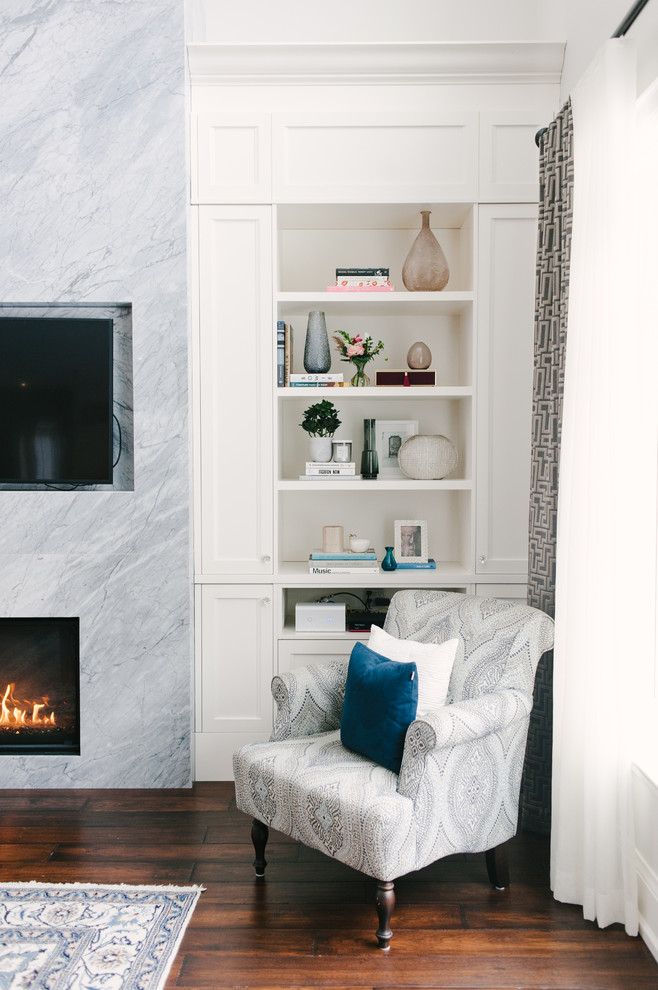 トロントにある中くらいなコンテンポラリースタイルのおしゃれなオープンリビング (白い壁、濃色無垢フローリング、標準型暖炉、石材の暖炉まわり、埋込式メディアウォール、茶色い床) の写真