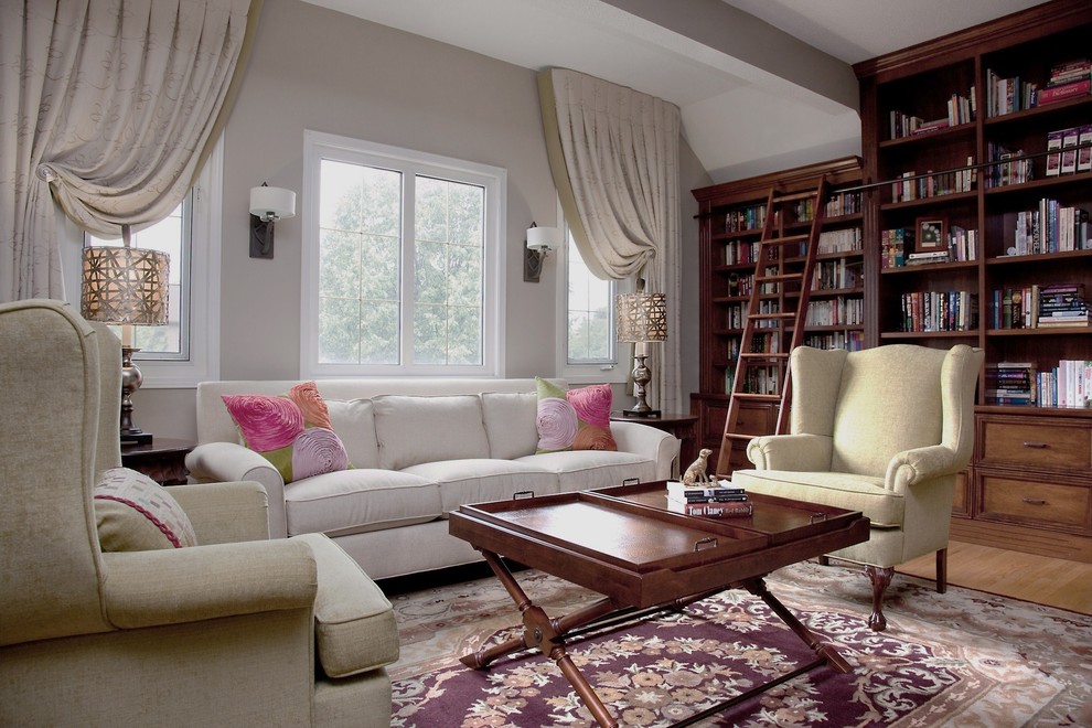 Foto di un soggiorno chic con pareti grigie, libreria e tappeto