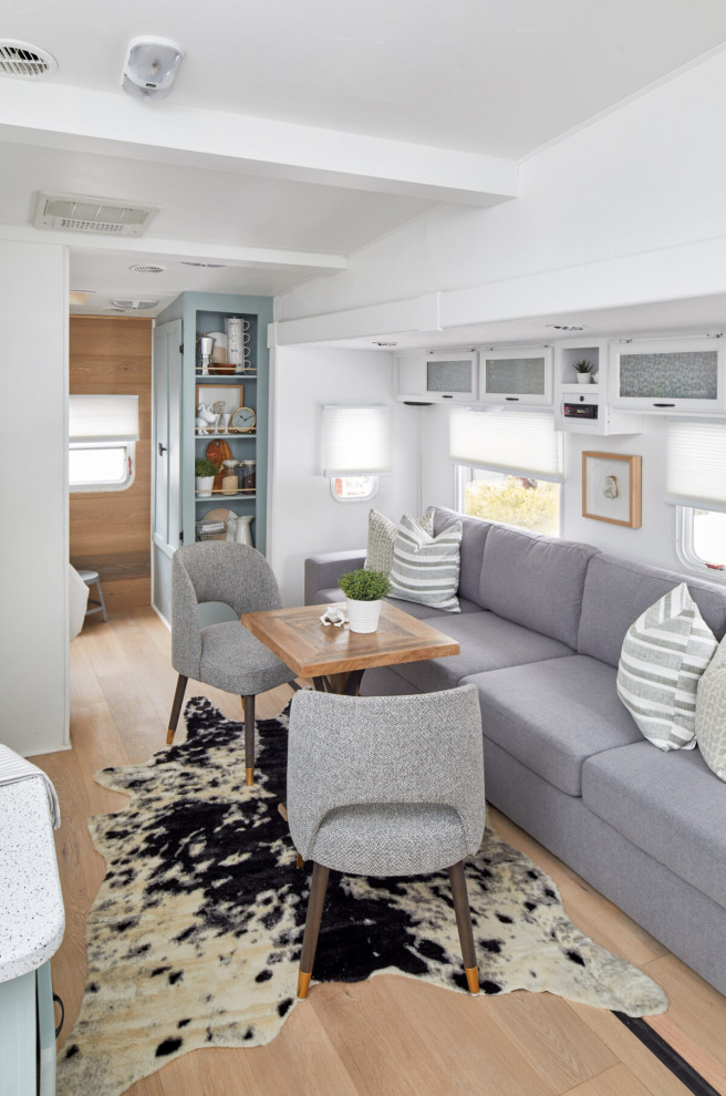 Foto di un soggiorno minimal aperto con pareti bianche, pavimento in legno massello medio, nessuna TV e pavimento bianco
