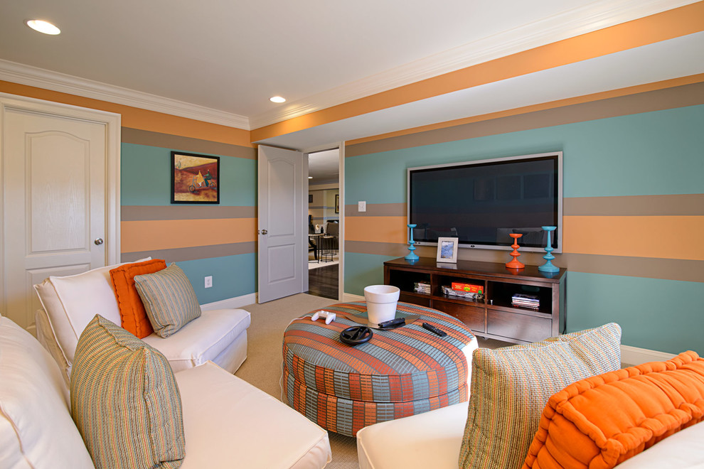 Пример оригинального дизайна: изолированная гостиная комната среднего размера в стиле неоклассика (современная классика) с разноцветными стенами, ковровым покрытием, телевизором на стене и бежевым полом без камина