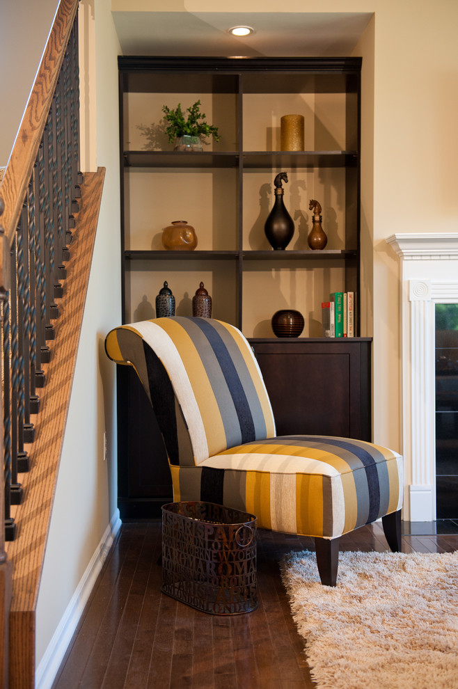 Cette image montre une grande salle de séjour design avec un mur beige, parquet foncé et un manteau de cheminée en bois.