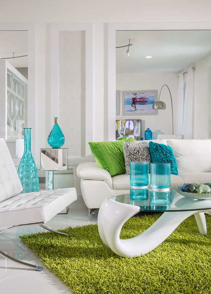 Großes, Abgetrenntes Modernes Wohnzimmer ohne Kamin mit weißer Wandfarbe, Porzellan-Bodenfliesen, weißem Boden und freistehendem TV in Miami