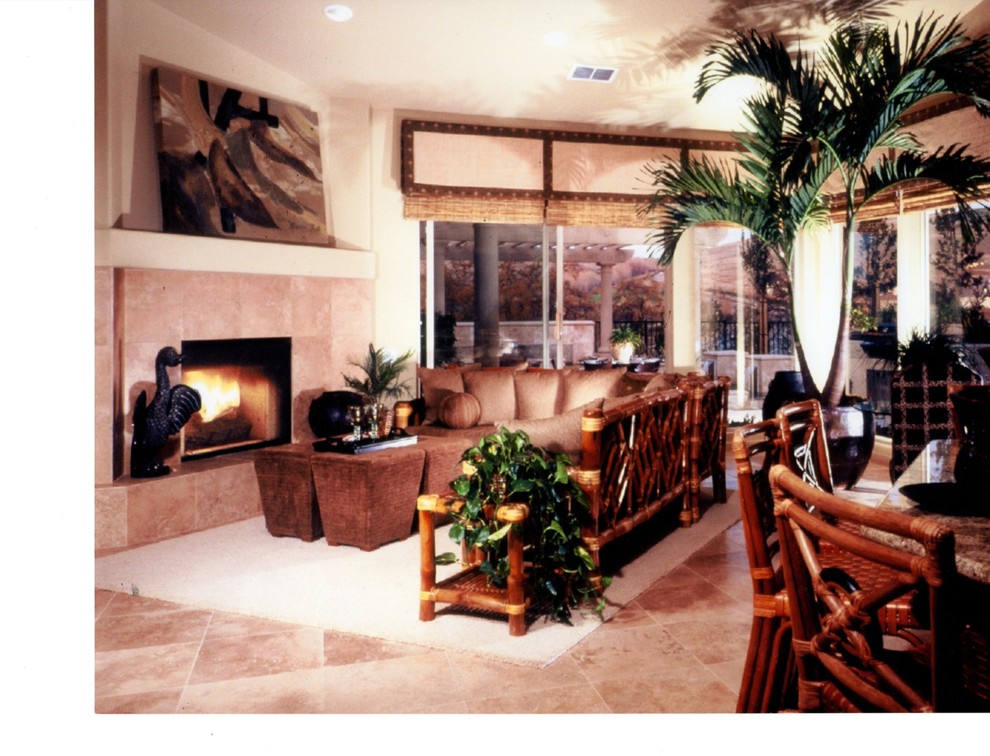 Diseño de sala de estar abierta de estilo zen pequeña con paredes beige, suelo de travertino, todas las chimeneas y marco de chimenea de piedra