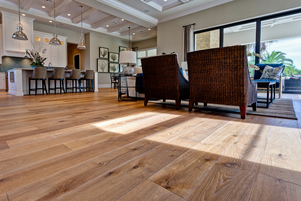 Imagen de sala de estar abierta tradicional renovada extra grande con suelo de madera clara