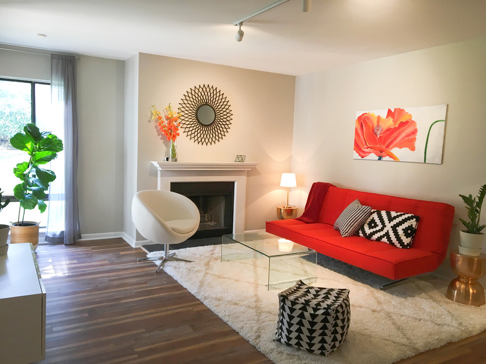 Пример оригинального дизайна: маленькая изолированная гостиная комната в стиле модернизм с серыми стенами, полом из винила, стандартным камином, фасадом камина из дерева и разноцветным полом для на участке и в саду