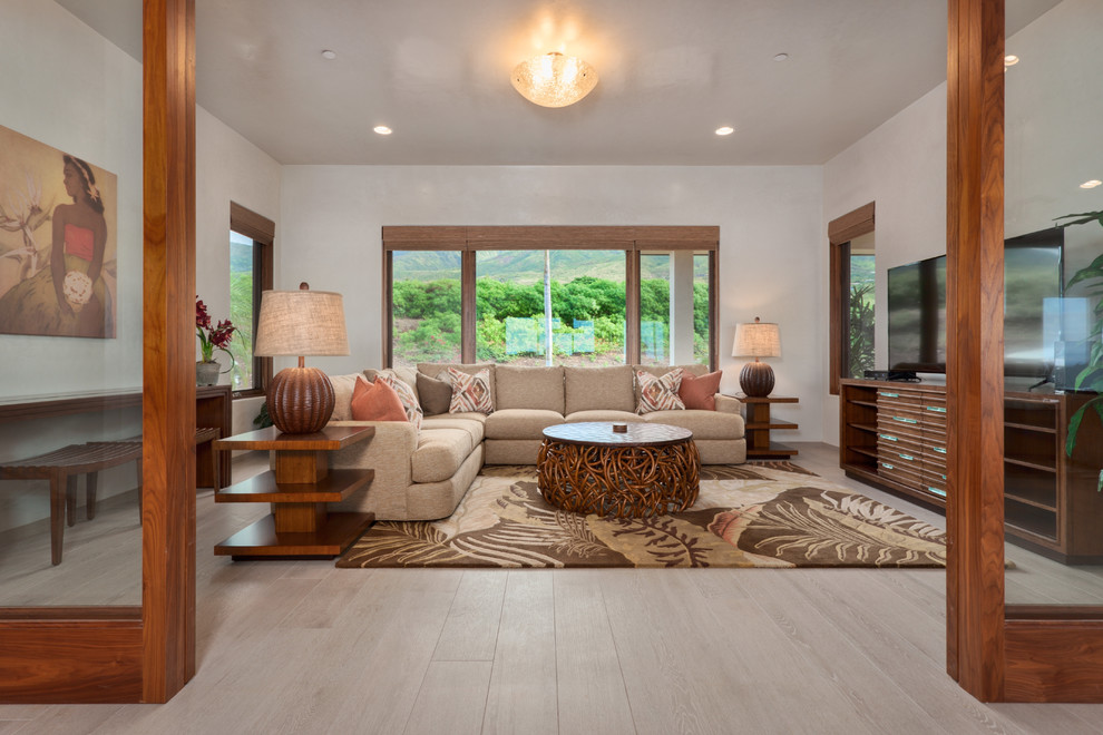 ハワイにある高級な中くらいなトロピカルスタイルのおしゃれな独立型ファミリールーム (磁器タイルの床、白い壁、据え置き型テレビ、ベージュの床) の写真