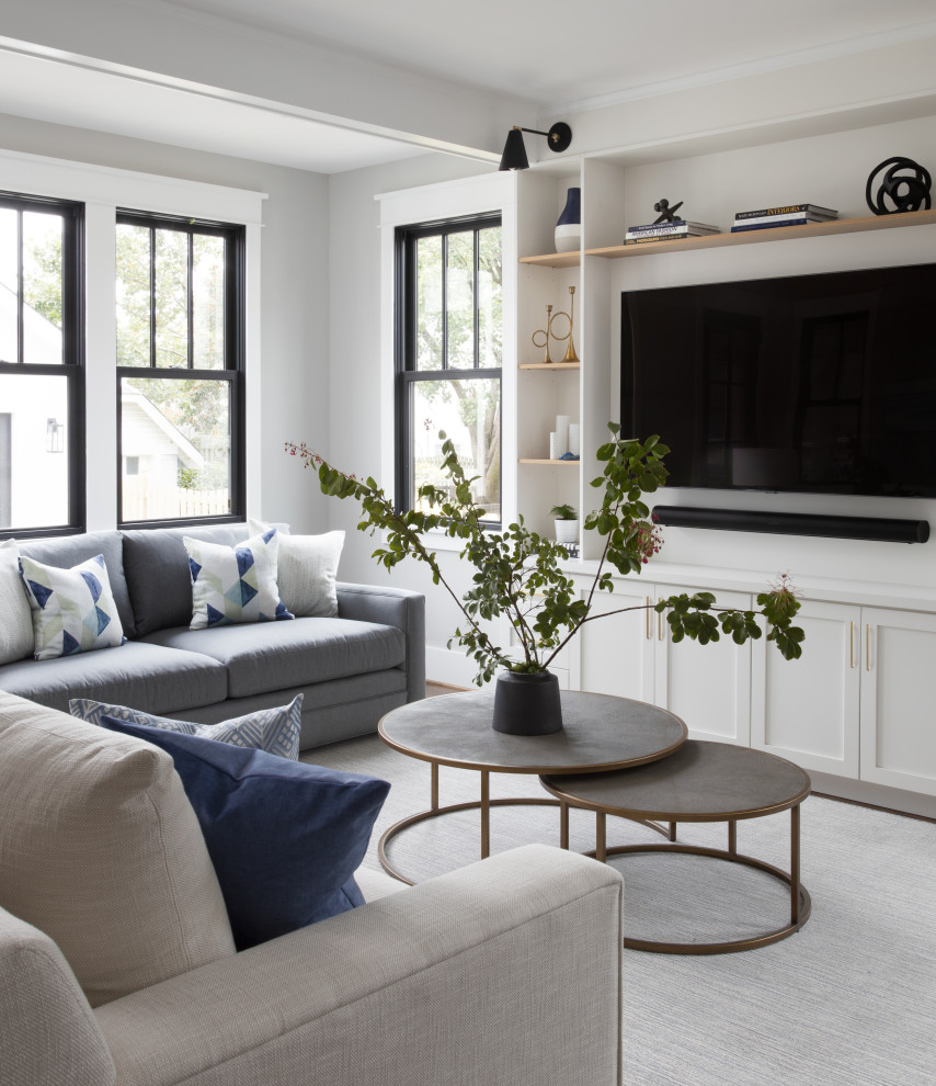 Foto de sala de estar abierta clásica renovada con paredes grises, suelo de madera oscura, pared multimedia y suelo marrón
