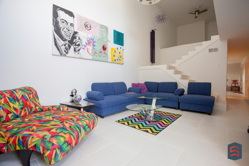 Mittelgroßes, Offenes Stilmix Wohnzimmer ohne Kamin mit weißer Wandfarbe, Keramikboden und freistehendem TV in Dallas