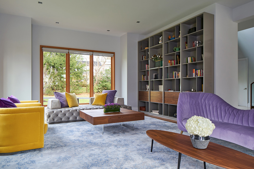 Стильный дизайн: гостиная комната в современном стиле с с книжными шкафами и полками и ковром на полу - последний тренд