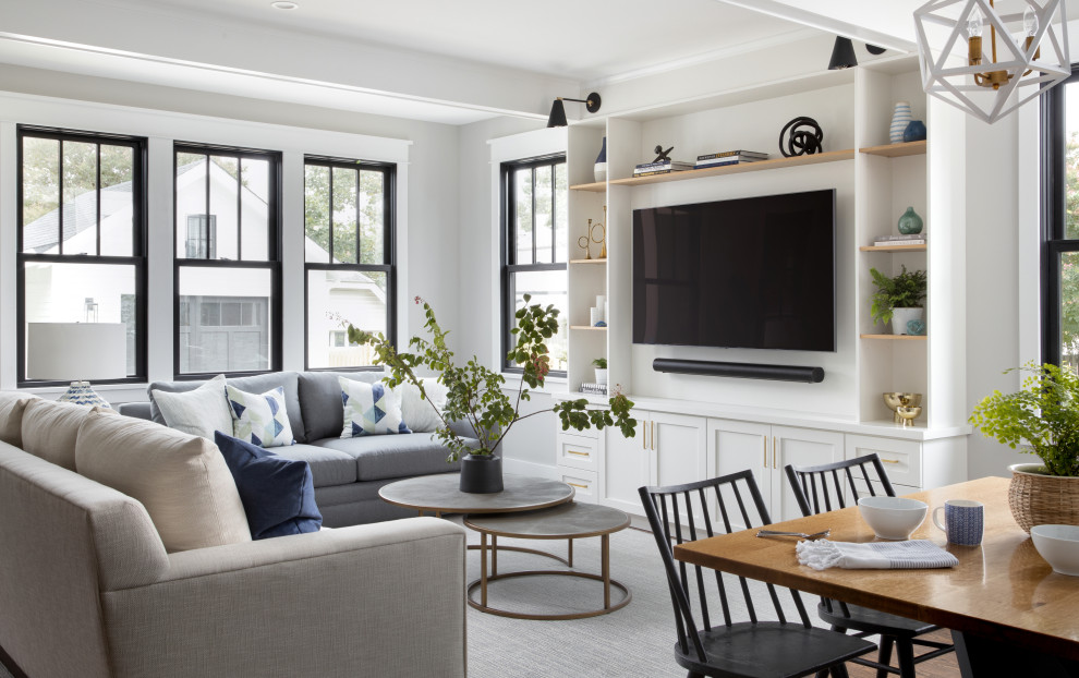Offenes Klassisches Wohnzimmer mit grauer Wandfarbe, dunklem Holzboden, Multimediawand und braunem Boden in Washington, D.C.