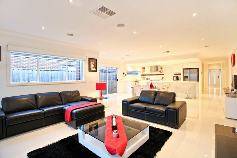 Foto de sala de estar abierta moderna con paredes blancas y suelo de baldosas de porcelana
