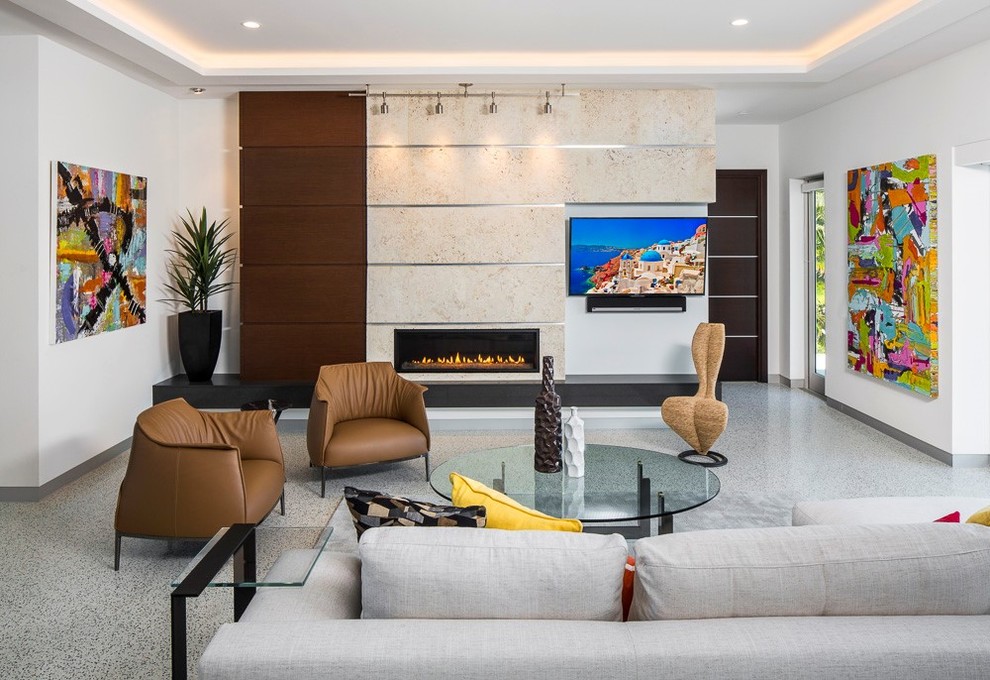 Стильный дизайн: гостиная комната в современном стиле с белыми стенами, горизонтальным камином и телевизором на стене - последний тренд
