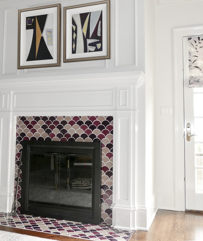Источник вдохновения для домашнего уюта: гостиная комната в стиле неоклассика (современная классика) с серыми стенами, стандартным камином и фасадом камина из плитки