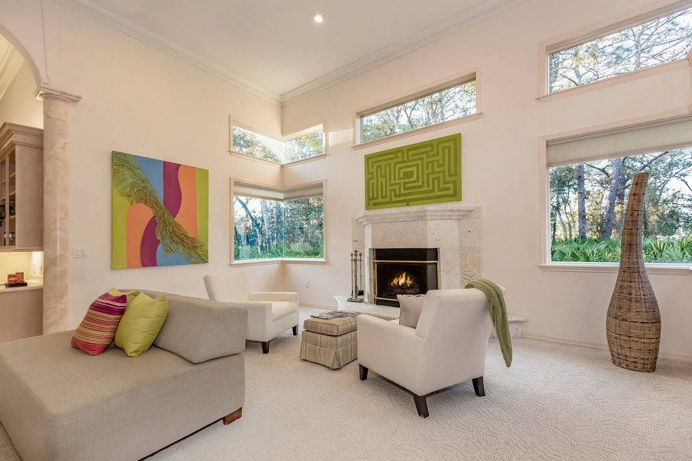 Ejemplo de sala de estar contemporánea extra grande con paredes beige, moqueta, todas las chimeneas, marco de chimenea de piedra, pared multimedia y suelo beige