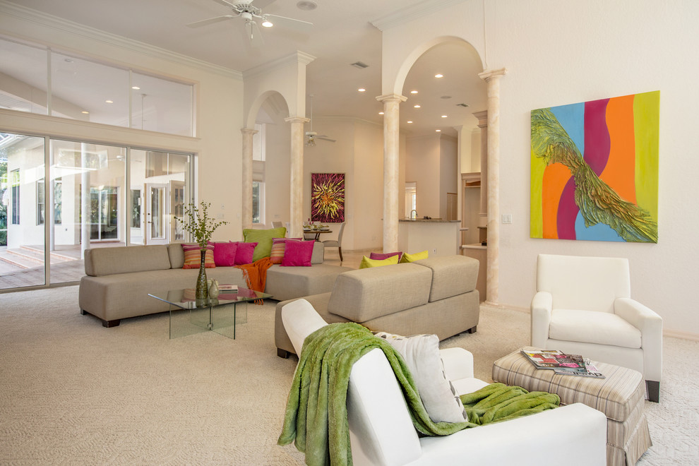 Diseño de sala de estar contemporánea con paredes beige, moqueta y suelo beige
