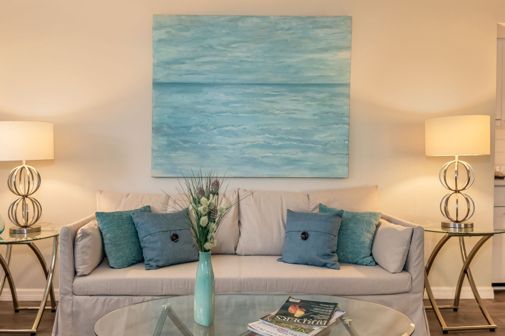 Foto di un soggiorno stile marinaro di medie dimensioni e aperto con pareti bianche, pavimento in legno massello medio e TV autoportante