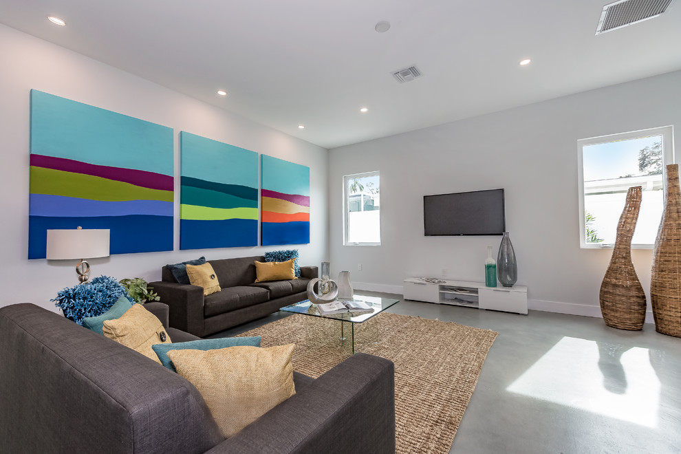 Foto de sala de estar abierta moderna grande con paredes blancas, suelo de cemento y suelo gris