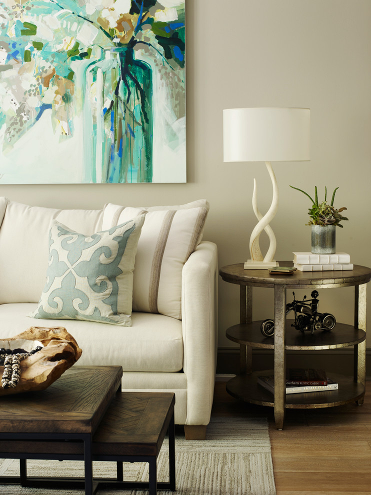 Imagen de sala de estar abierta clásica renovada de tamaño medio sin chimenea con paredes grises, suelo de madera clara y televisor independiente