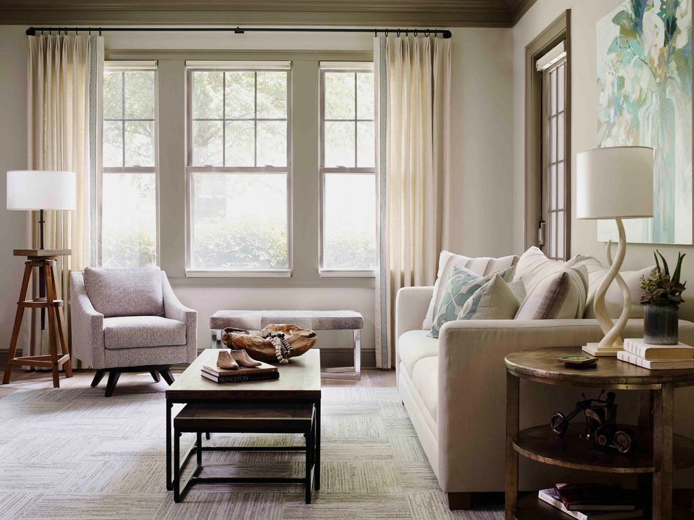 Imagen de sala de estar abierta tradicional renovada de tamaño medio sin chimenea con paredes grises, suelo de madera clara y televisor independiente