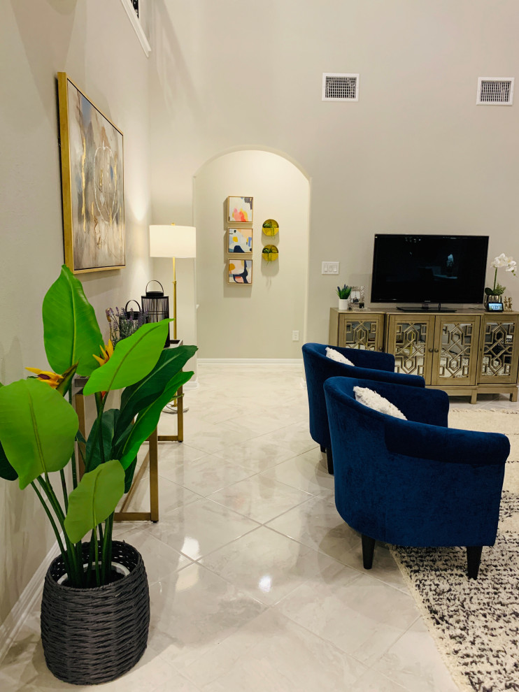 Immagine di un grande soggiorno moderno aperto con pareti beige, pavimento in marmo, camino ad angolo, cornice del camino piastrellata, TV autoportante e pavimento bianco